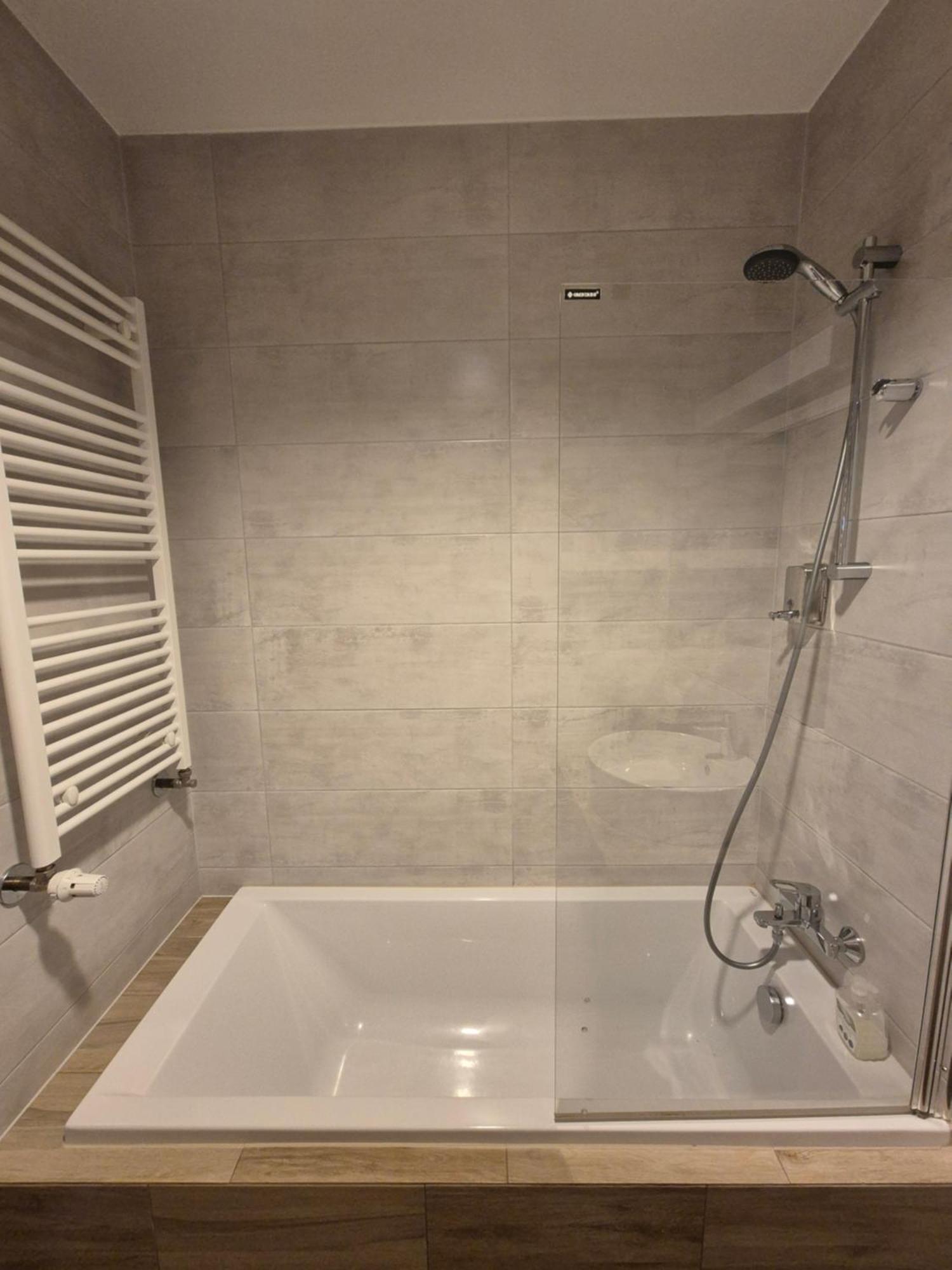 Apartament Wsrod 1000Cy Swiatel - Z Parkingiem W Hali Garazowej- Duzy Balkon Z Lezakami - Piekny Widok Noca Na Panorame Tysiaclecia 卡托维兹 外观 照片