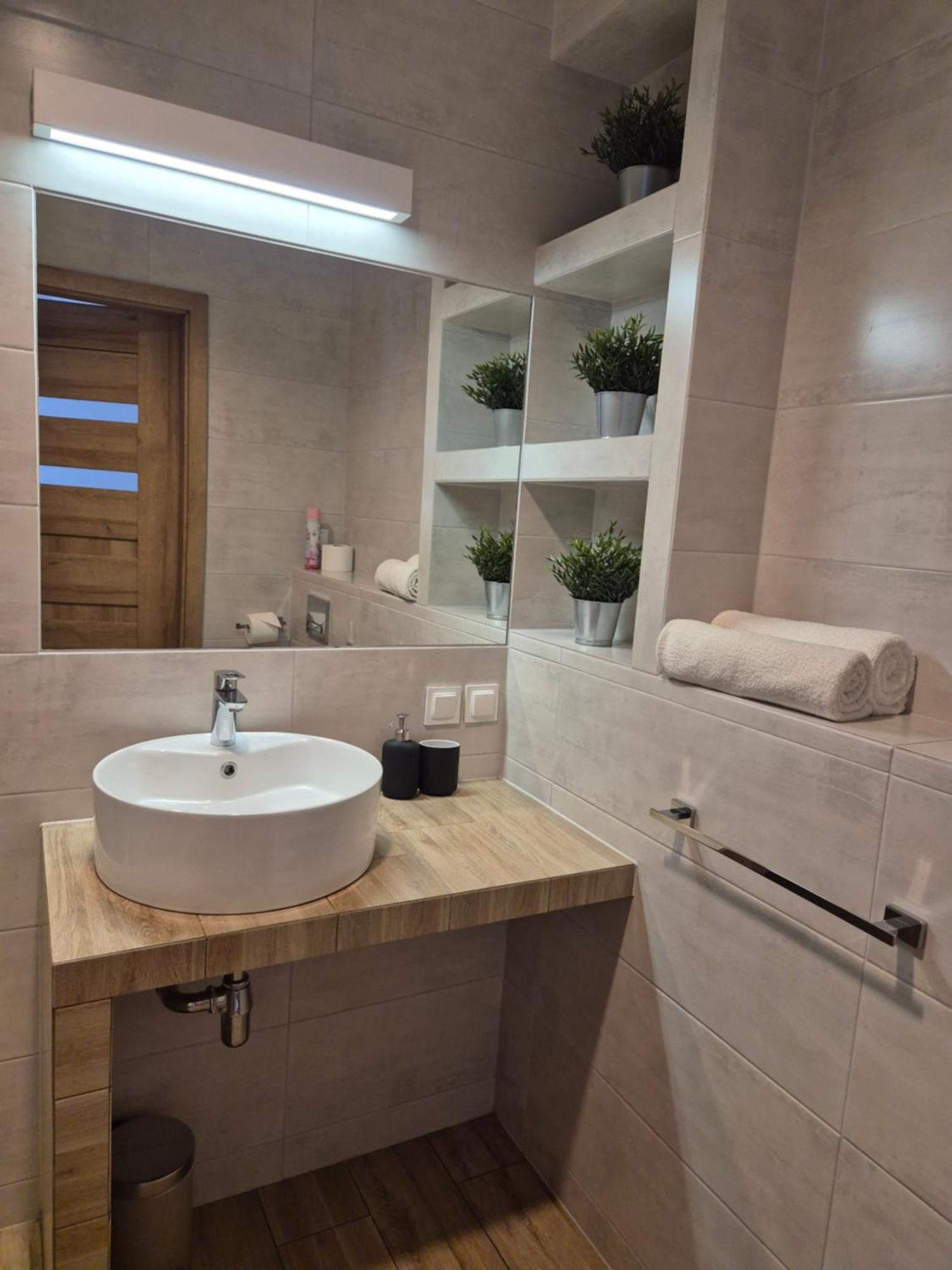 Apartament Wsrod 1000Cy Swiatel - Z Parkingiem W Hali Garazowej- Duzy Balkon Z Lezakami - Piekny Widok Noca Na Panorame Tysiaclecia 卡托维兹 外观 照片